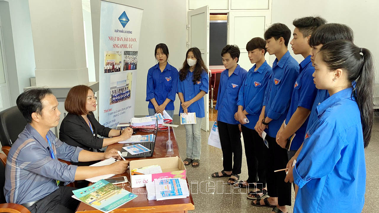 Các đoàn viên thanh niên nghe tư vấn, giới thiệu việc làm trực tiếp từ các doanh nghiệp tư vấn. 